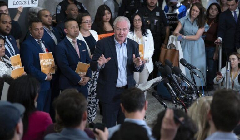 Van Hollen Tries to Rewrite Script of His El Salvador Stunt: ‘I Am Not Defending the Man’
