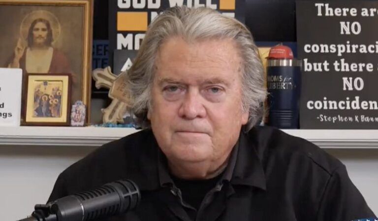 Steve Bannon Meets Up With President Trump At The White House Steve Bannon Meets Up With President Trump At The White House