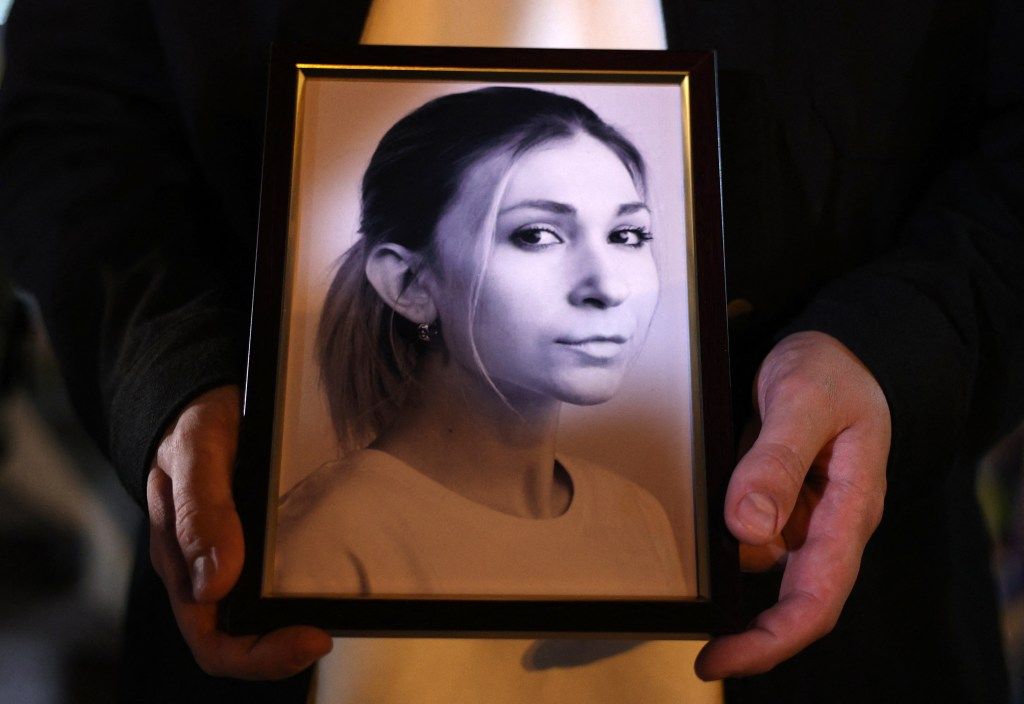 Photo of Viktoriia Roshchyna held at a memorial.