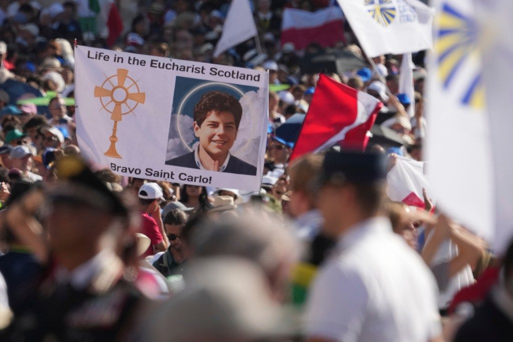 Pilgrims arrive for the canonization Mass of Carlo
</p>
<p><a class=