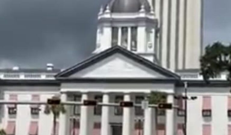 Republican Governor Will Call Special Legislative Session On Redistricting In 2026