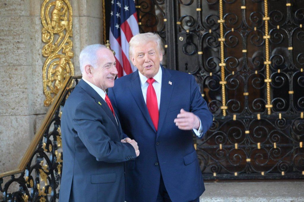 Israeli Prime Minister Benjamin Netanyahu and US President Donald Trump shaking hands.