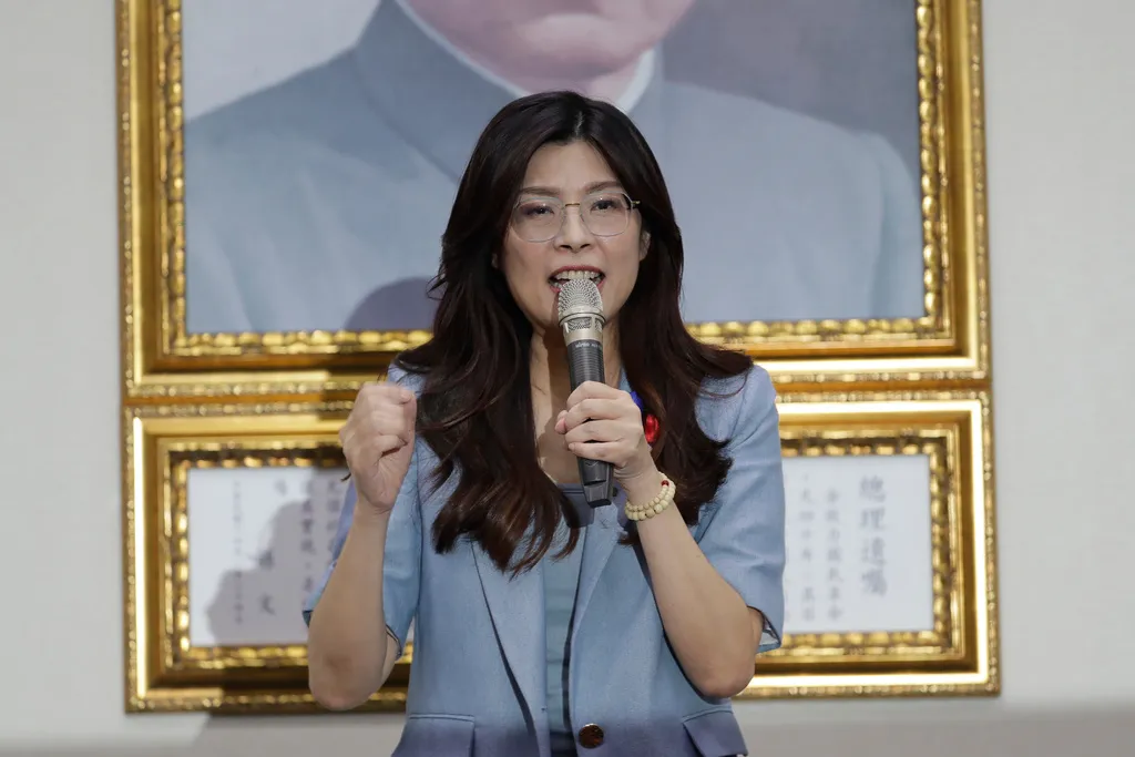 Cheng Li-Wun speaks to supporters