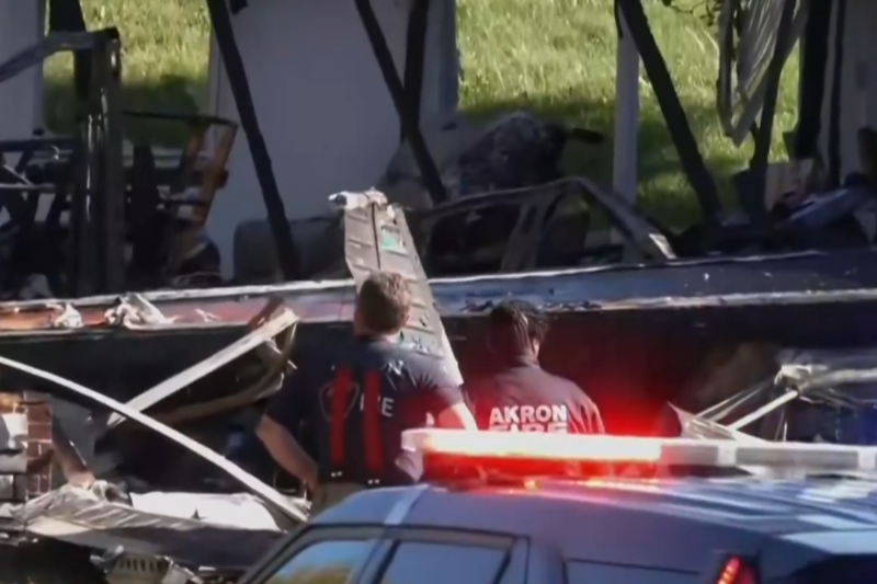 Screen capture of tail of a Piper PA-28 at its crash site in Akron, Ohio. (via: OANN live)