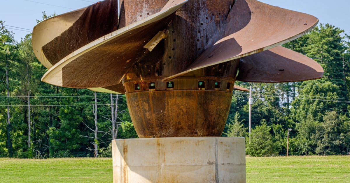 Hydroelectric dam turbine propeller illustrating hydropower’s role in Bitcoin mining