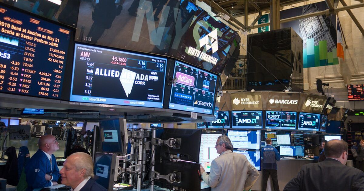 Trading floor at the New York Stock Exchange for a ProCoinNews article about tokenized U.S. equities.